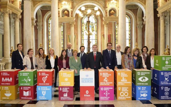 El acto de presentación de 'Bilbao sostenible: Agenda 2030 y ODS' ha contado con la asistencia de un numeroso grupo de personas implicadas en el proceso que se ha llevado a cabo en el Consistorio, así como instituciones, entidades y agentes loca El acto de presentación de 'Bilbao sostenible: Agenda 2030 y ODS' ha contado con la asistencia de un numeroso grupo de personas implicadas en el proceso que se ha llevado a cabo en el Consistorio, así como instituciones, entidades y agentes loca
