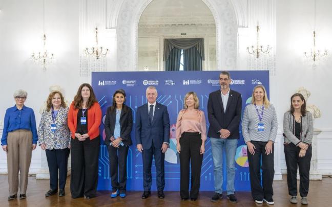 El lehendakari ha inaugurado en Donostia el Congreso Internacional 'Igualdad, Ciencia y tecnología, por un cambio de paradigma'. El lehendakari ha inaugurado en Donostia el Congreso Internacional 'Igualdad, Ciencia y tecnología, por un cambio de paradigma'.