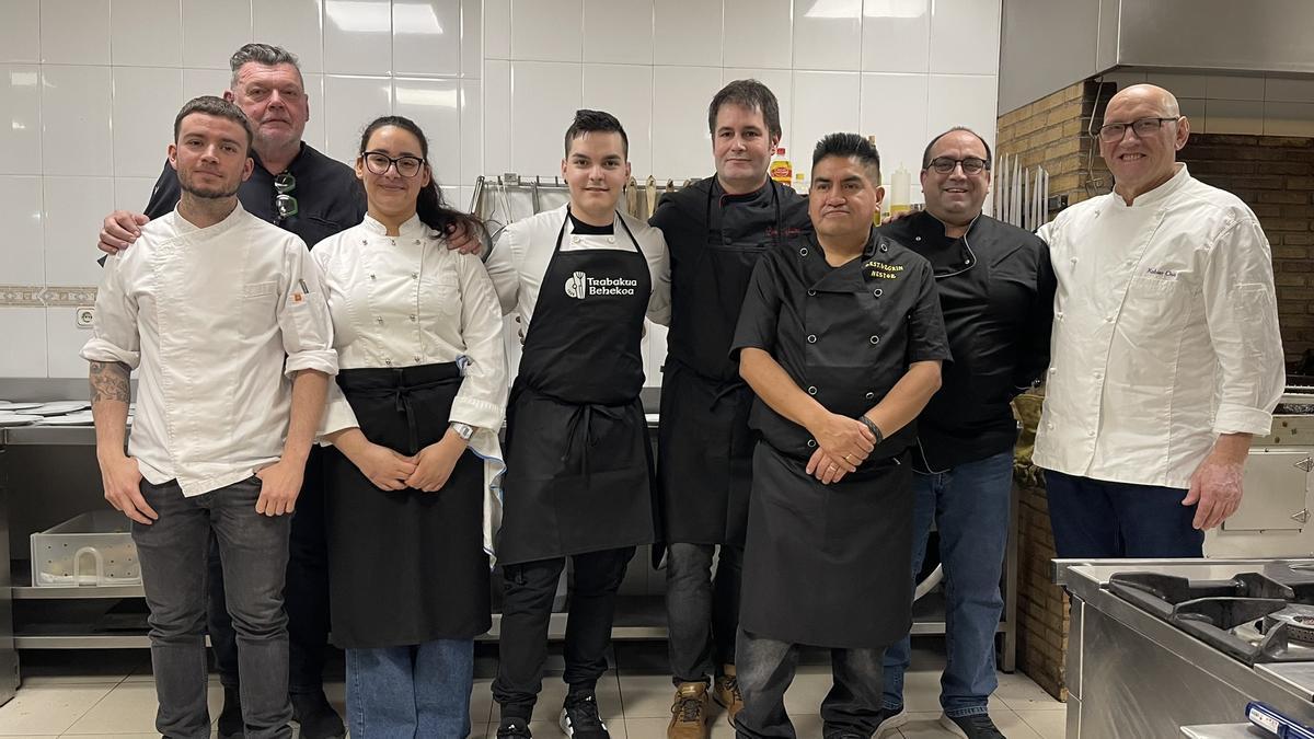 Los cocineros de los restaurantes participantes en Debabarrena Gourmet se reunieron en la sociedad Itsasbegi de Deba.