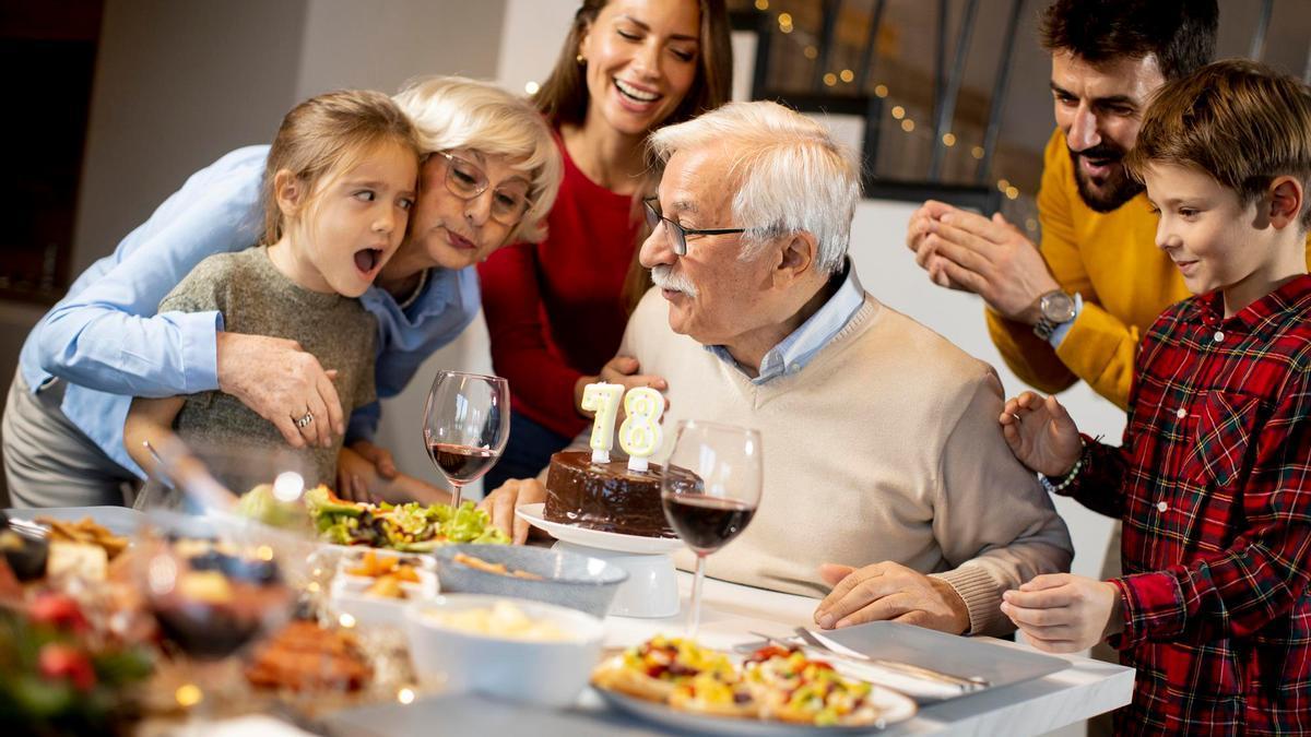 Abuelos, hijos y nietos comparten una comida familiar.