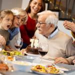 Abuelos, hijos y nietos comparten una comida familiar.