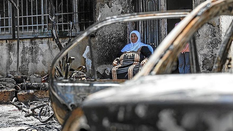 Una mujer palestina observa los destrozos en su casa tras el ataque israelí. | FOTO: E.P.