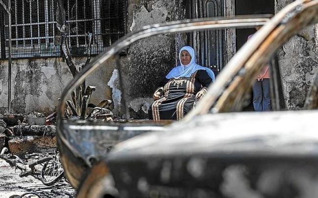 Una mujer palestina observa los destrozos en su casa tras el ataque israelí. | FOTO: E.P.