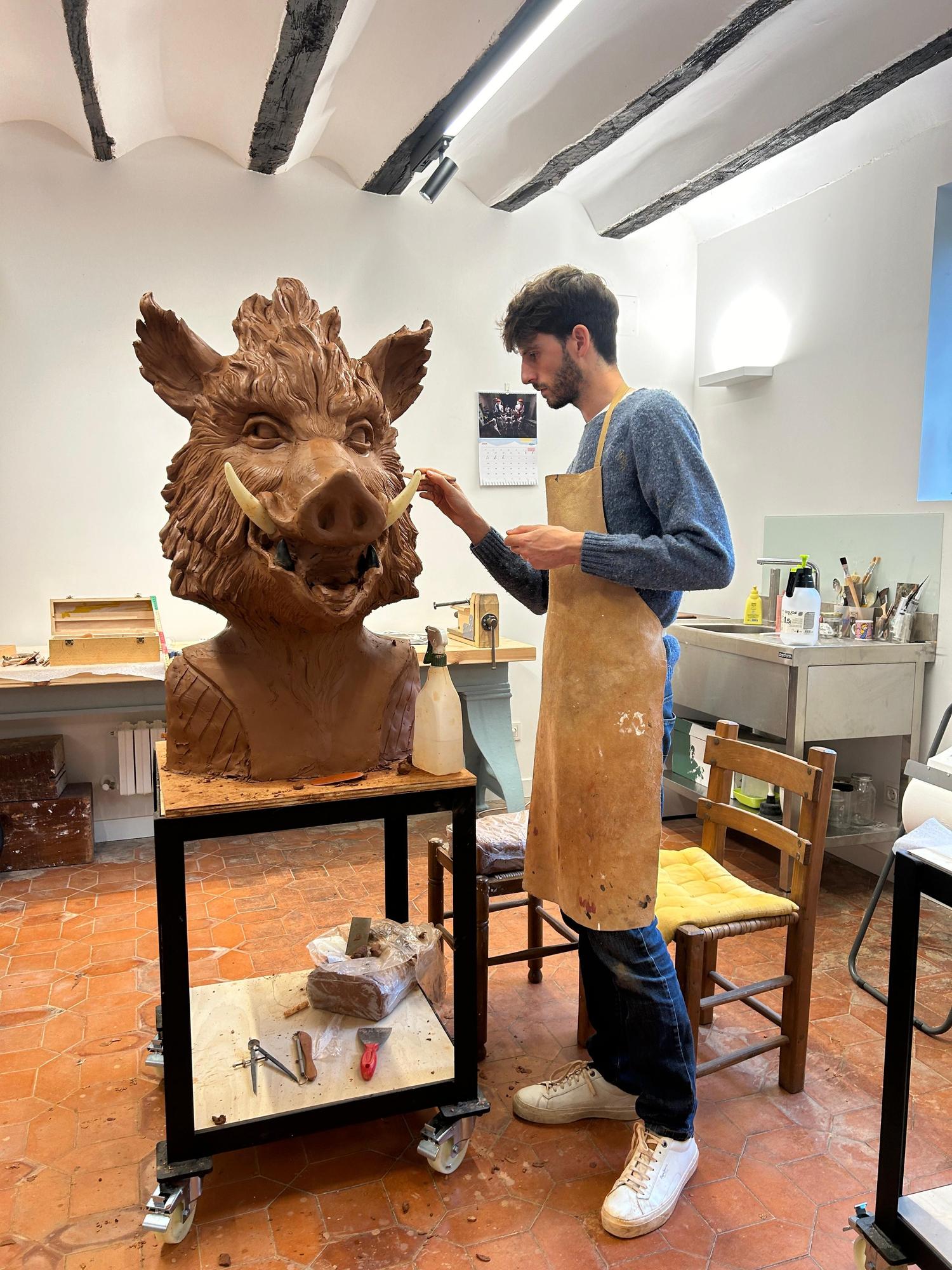 Xabier es el autor del cabezudo 'Pello basurdea', la mascota festiva de su lugar de origen, el barrio de Zubillaga. En la imagen, durante su creación.