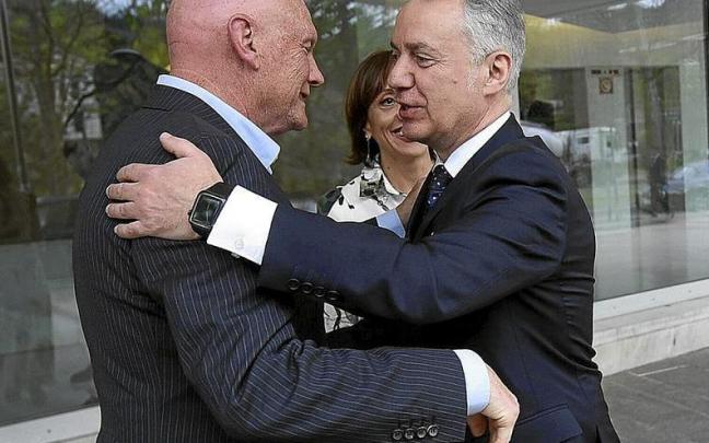 Juan José Ibarretxe e Iñigo Urkullu, en el simposio de Agirre Lehendakaria Center. | FOTO: J. M. MARTÍNEZ Juan José Ibarretxe e Iñigo Urkullu, en el simposio de Agirre Lehendakaria Center. | FOTO: J. M. MARTÍNEZ