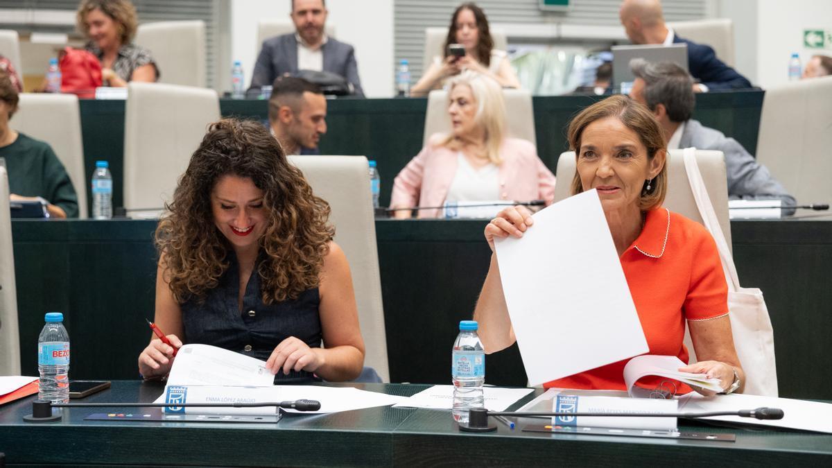 La concejala del PSOE, Emma López, y la portavoz del PSOE en el Ayuntamiento, Reyes Maroto, durante una sesión ordinaria del Pleno municipal.