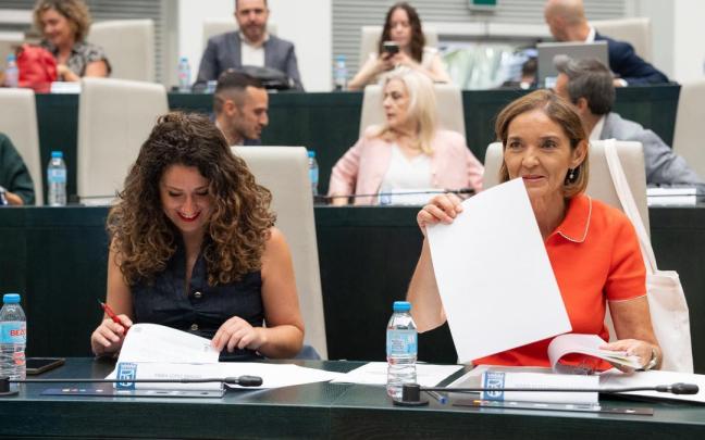 La concejala del PSOE, Emma López, y la portavoz del PSOE en el Ayuntamiento, Reyes Maroto, durante una sesión ordinaria del Pleno municipal.