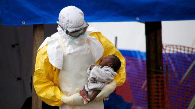 Un doctor sostiene un bebé de dos meses, posiblemente infectado con el virus del ébola.
