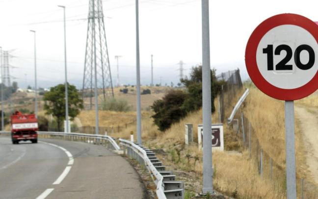 Una señal de velocidad máxima de 120 km/h. / Efe Una señal de velocidad máxima de 120 km/h.