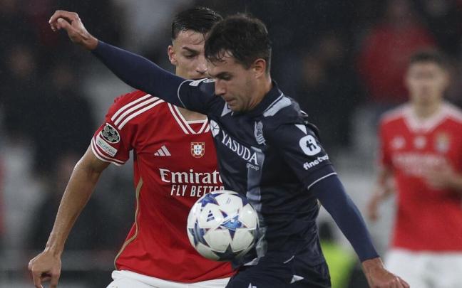 Zubimendi, en el partido ante el Benfica. / TIEGO PETINGA / EFE