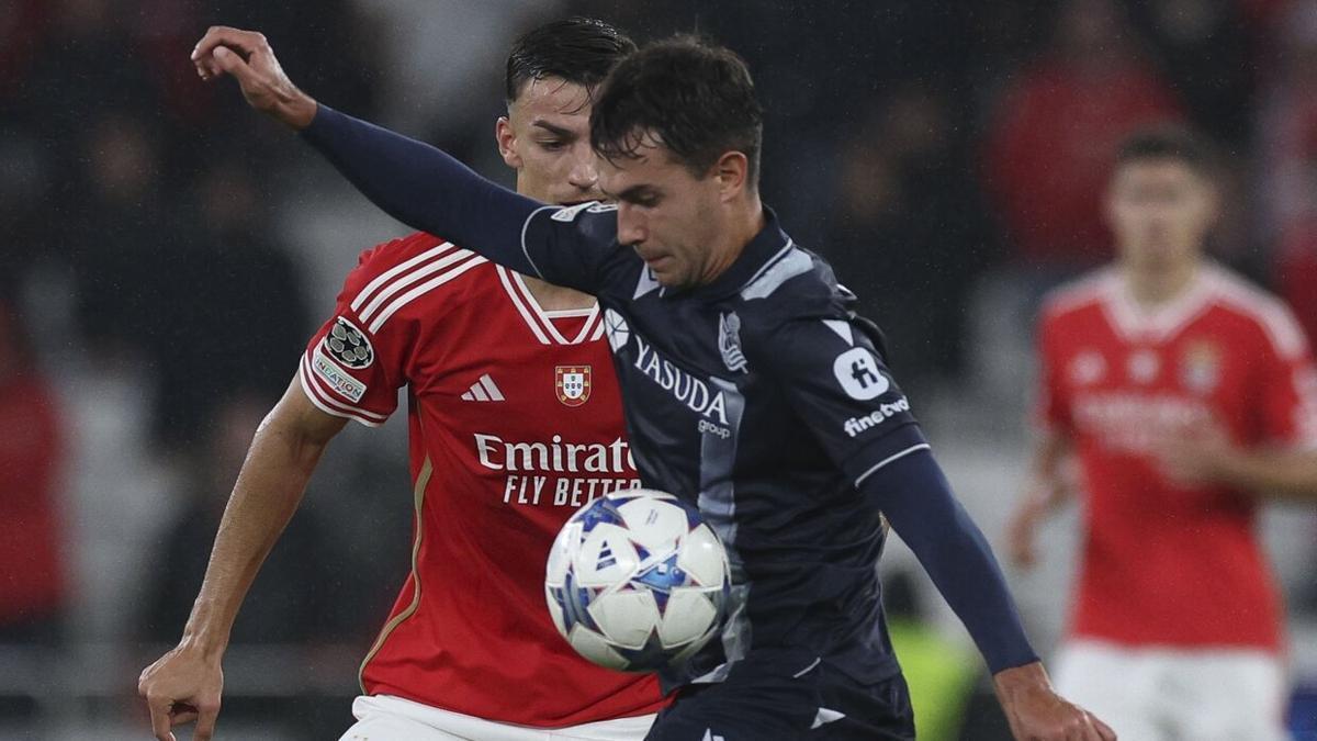 Martin Zubimendi puja por el balón en el Benfica-Real Sociedad. / TIEGO PETINGA / EFE