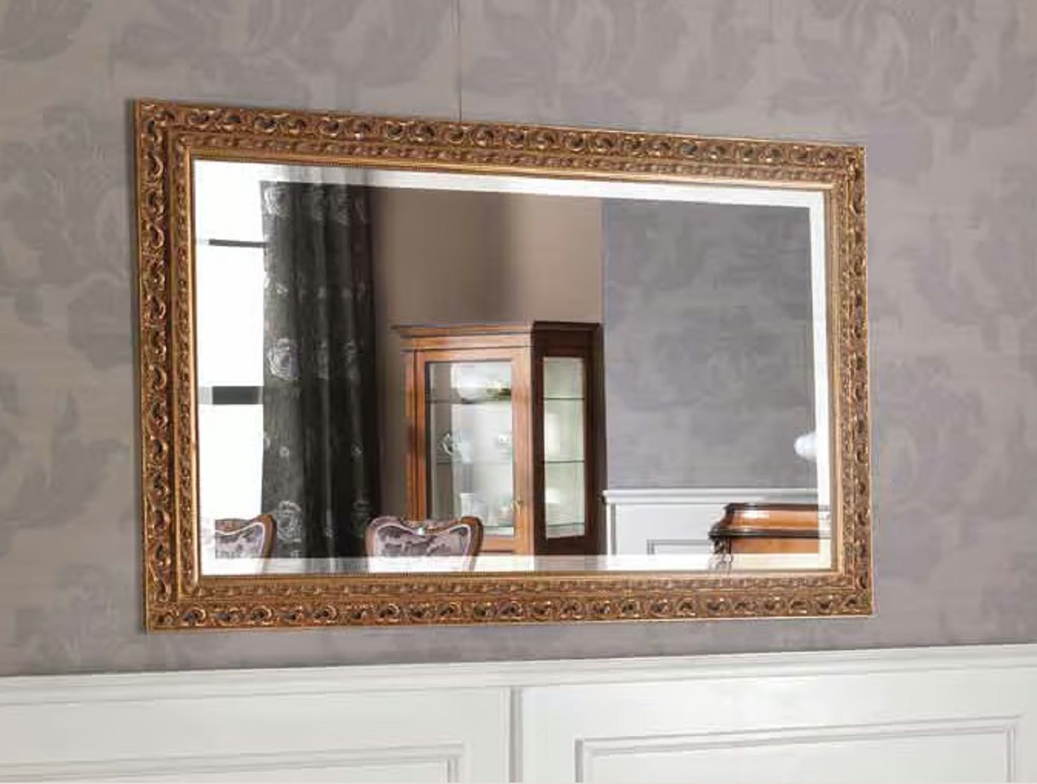 Marco vintage que da al espejo protagonismo en el comedor.