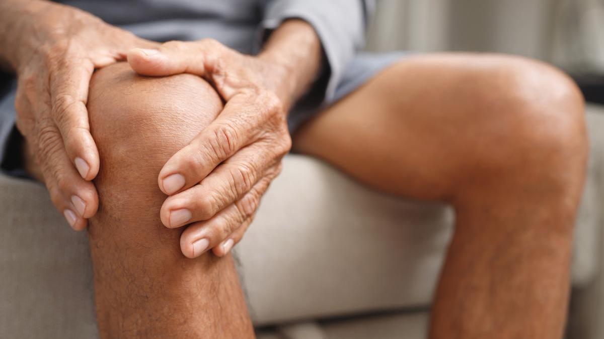 Hombre con dolor de rodilla.