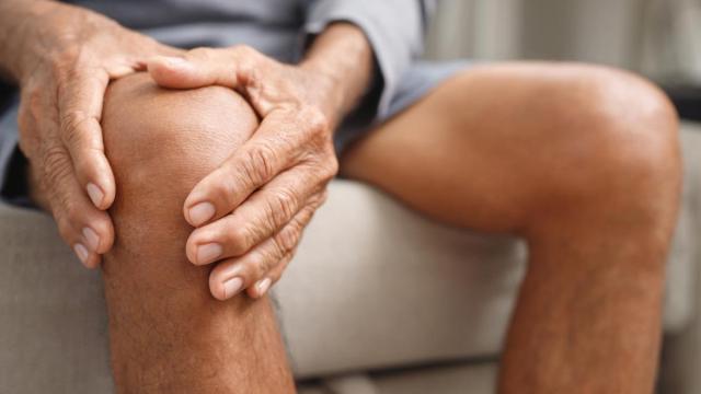 Hombre con dolor de rodilla.