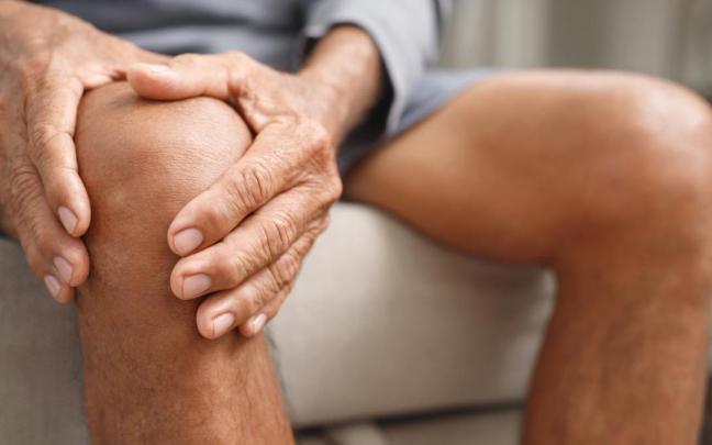 Hombre con dolor de rodilla.