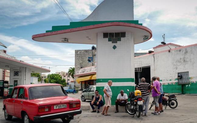 Personas esperan por combustible en una gasolinera de La Habana.