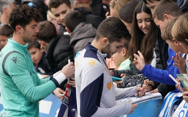 Marrero y Zakharyan firman autógrafos durante el entrenamiento de este martes en Zubieta. / RUBEN PLAZA