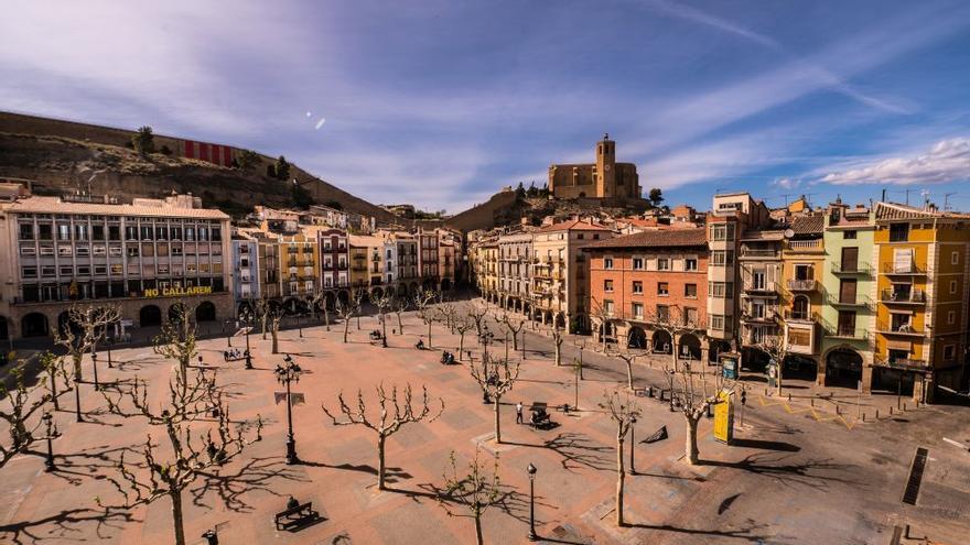 La célebre plaza de Mercadal de Balaguer, totalmente porticada.