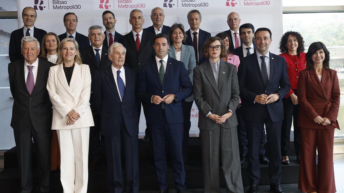 Imanol Pradales (c), ha asistido este lunes a la Asamblea General Ordinaria y Extraordinaria de Bilbao Metropoli 30, que ha presentado sus objetivos en el horizonte de 2050 y en la que se ha despedido su presidente, José Antonio Garrido (3i), al que sucederá Tomás Olano (i).