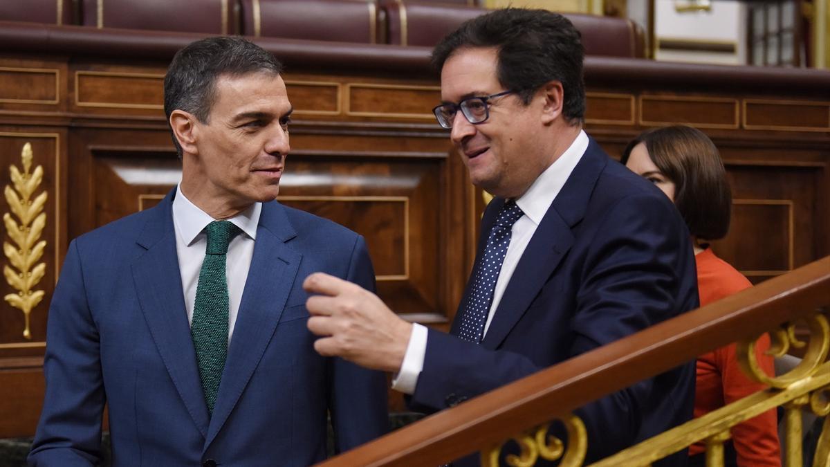 Pedro Sánchez, y el ministro para la Transformación Digital, Óscar López, durante una sesión de control al Gobierno.