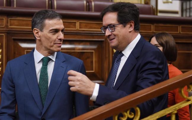 Pedro Sánchez, y el ministro para la Transformación Digital, Óscar López, durante una sesión de control al Gobierno. / EP Pedro Sánchez, y el ministro para la Transformación Digital, Óscar López, durante una sesión de control al Gobierno.