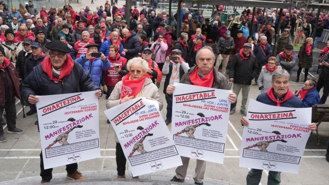 Pensionistas durante una concentración contra la paralización de la subida de las pensiones en 2026, a 29 de enero de 2026.