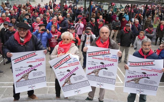 Pensionistas durante una concentración contra la paralización de la subida de las pensiones en 2026, a 29 de enero de 2026.