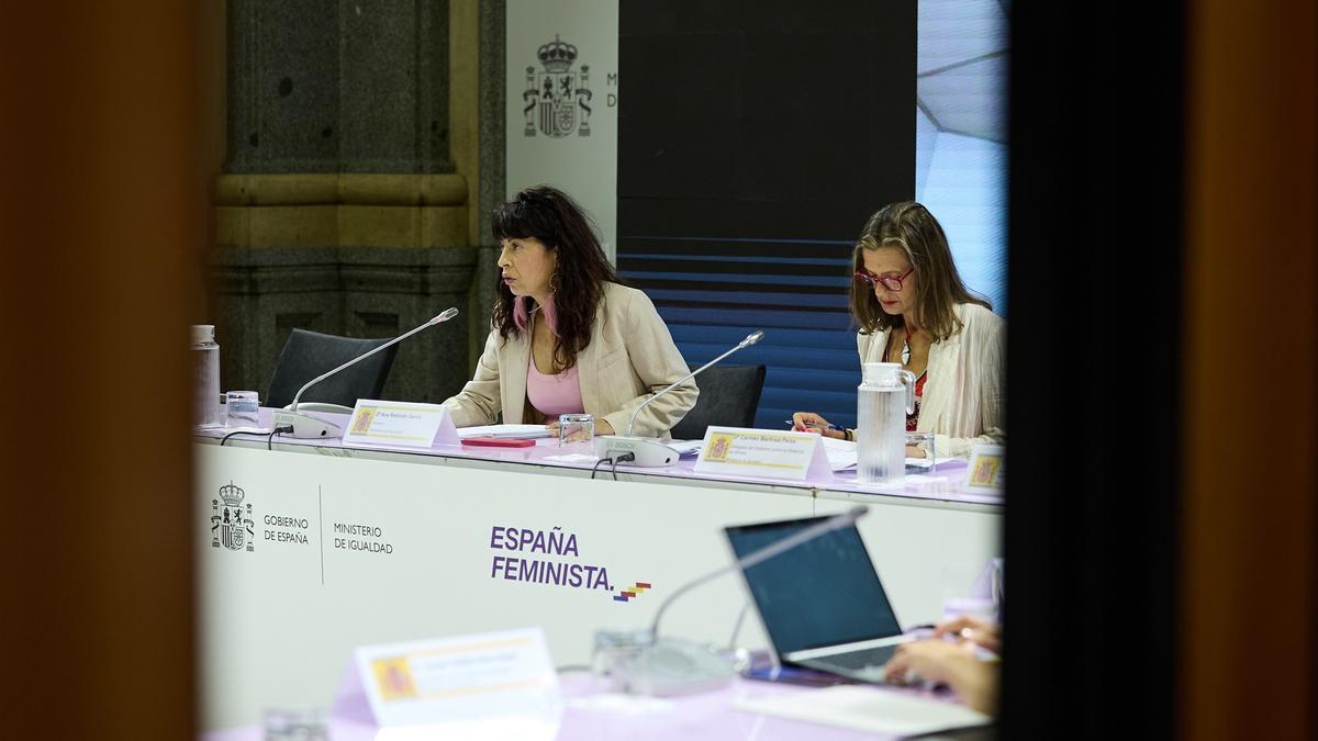 La ministra Redondo, junto a la delegada del Gobierno contra la Violencia de Género, Carmen Martínez Perza.