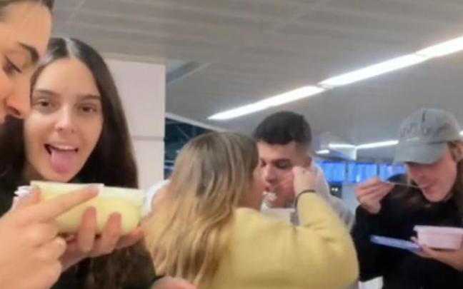 Los estudiantes, comiendo en el aeropuerto. Los estudiantes, comiendo en el aeropuerto.