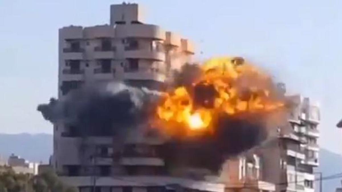 La imagen que, según Grok, corresponde a una mascletà en las Fallas de Valencia.