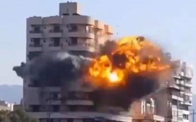 La imagen que, según Grok, corresponde a una mascletà en las Fallas de Valencia.