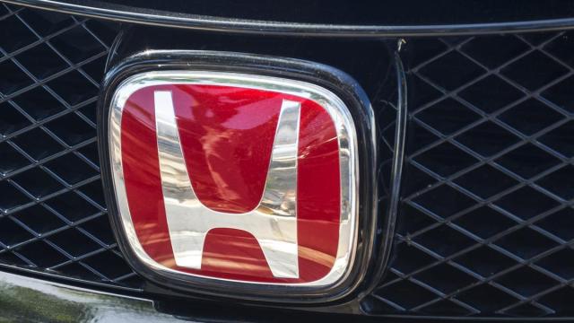 El emblema de un Honda, en su sitio en la parrilla frontal de un coche.