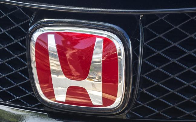 El emblema de un Honda, en su sitio en la parrilla frontal de un coche.