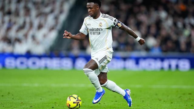Vinicius conduce el balón durante un partido de la presente temporada.
