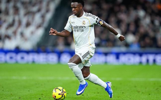 Vinicius conduce el balón durante un partido de la presente temporada.