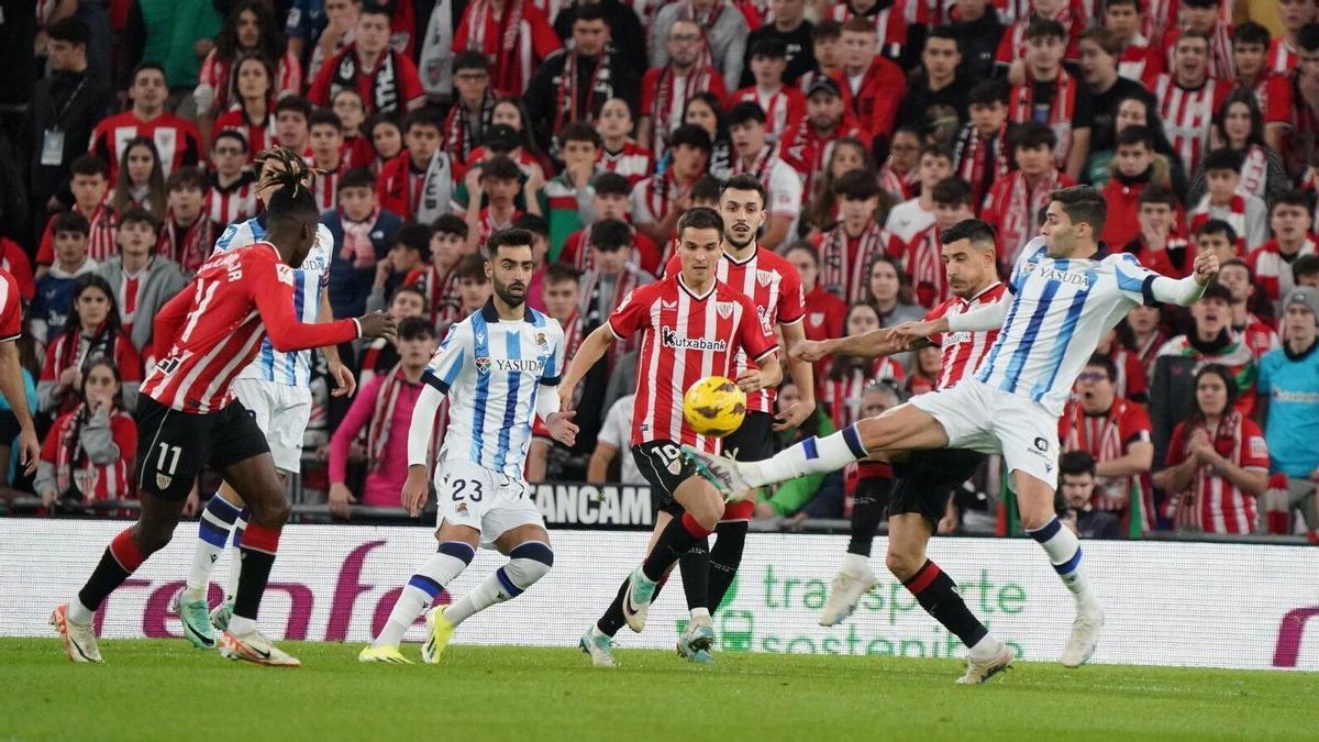 Un lance del último Athletic-Real, jugado en enero pasado y saldado con triunfo local. / BORJA GUERRERO