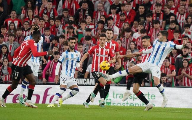 Un lance del último Athletic-Real, jugado en enero pasado y saldado con triunfo local. / BORJA GUERRERO