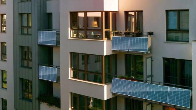 Placas solares en la fachada