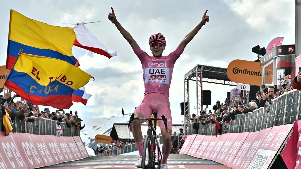 Tadej Pogacar festeja la victoria en Livigno.