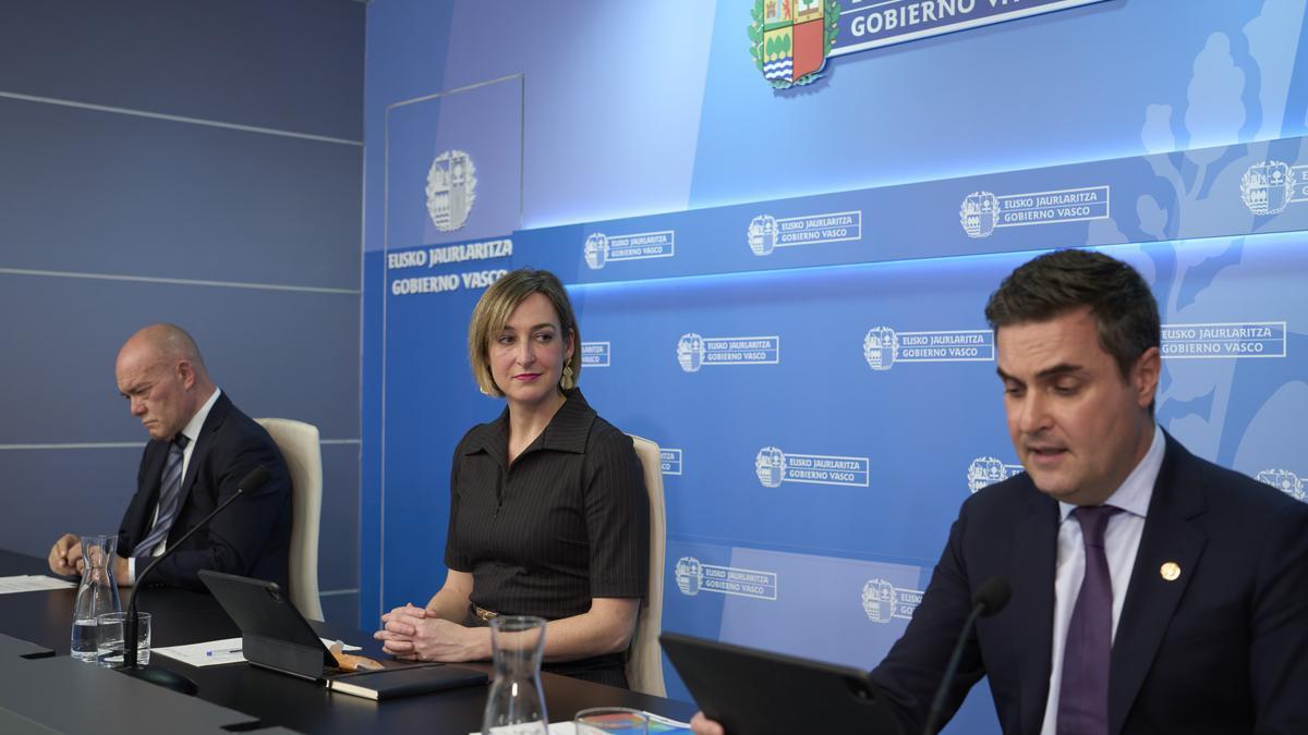 El consejero de Industria, Mikel Jauregi, junto a la portavoz María Ubarretxena y el consejero de Ciencia, Universidades e Innovación, Juan Ignacio Pérez.