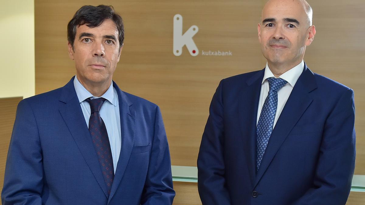 El presidente de Kutxabank, Anton Arriola, y el nuevo CEO, Eduardo Ruiz de Gordejuela.