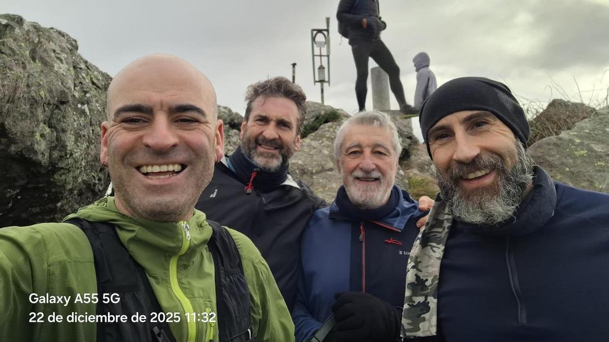 Iban Fernández, junto a los montañeros que le han acompañado en la vuelta de este lunes hasta Karakate.