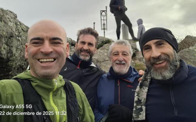 Iban Fernández, junto a los montañeros que le han acompañado en la vuelta de este lunes hasta Karakate.