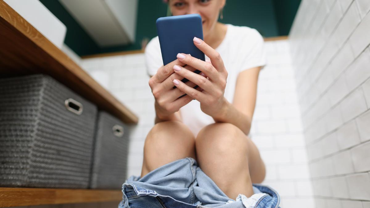 Sentarse en el retrete mucho rato con el móvil puede ocasionar problemas de salud.