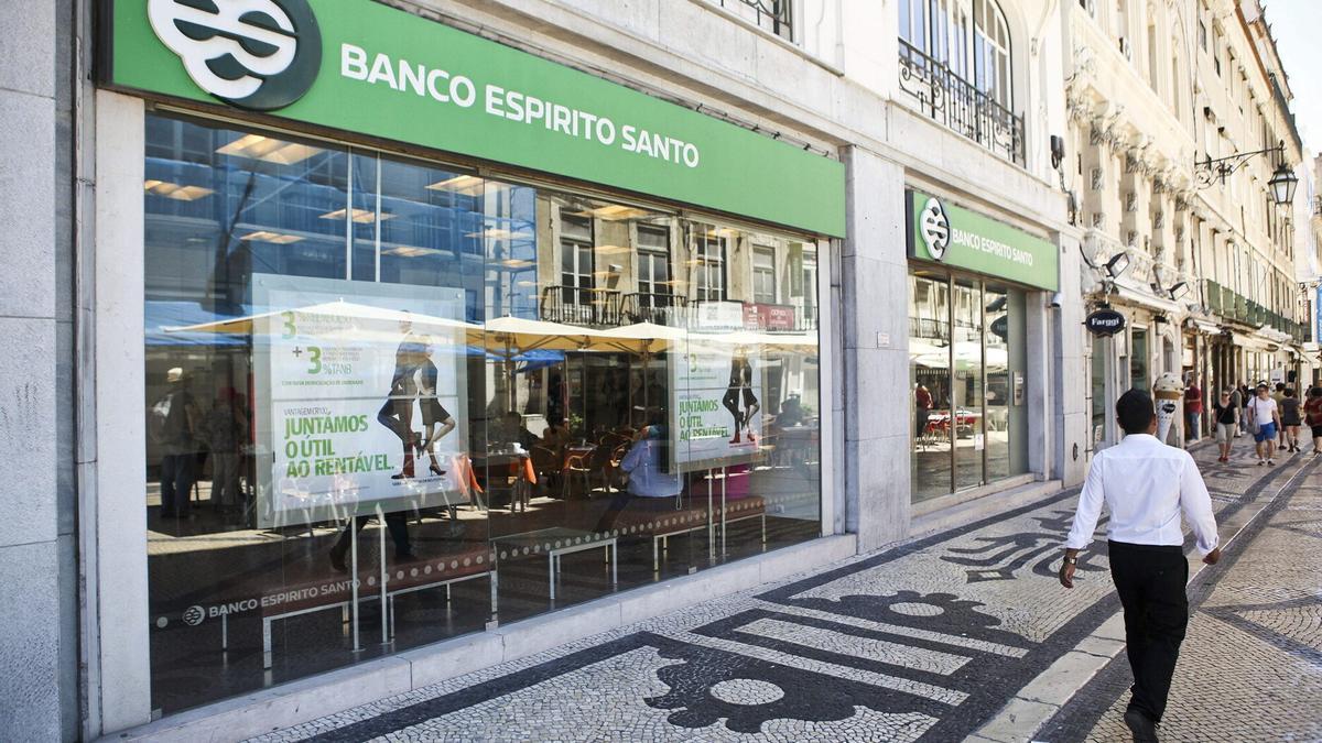 Fotografía de archivo con fecha del 10 de julio del 2014 que muestra una sucursal del banco portugués Banco Espirito Santo (BES) en Lisboa (Portugal).