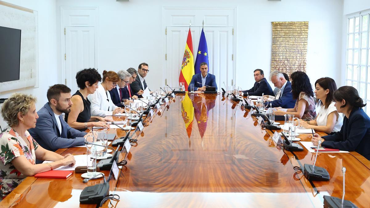 Pedro Sánchez preside la reunión de seguimiento del Gobierno de la situación en Ceuta, hoy en La Moncloa.
