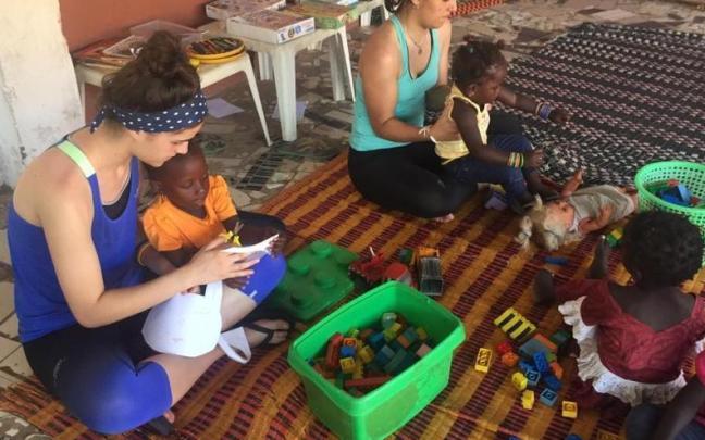 Dos cooperantes vascas ayudan a niños en Senegal.