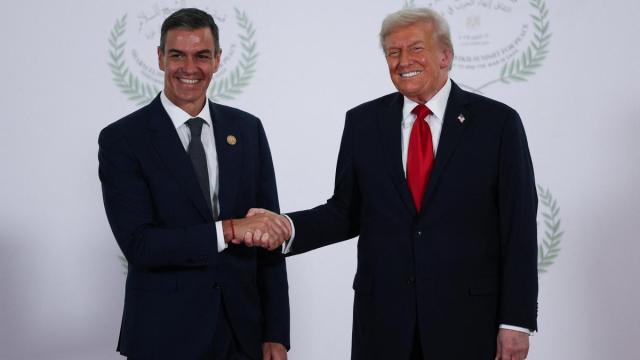 Trump, junto a Pedro Sánchez en una cumbre en Egipto en 2025.