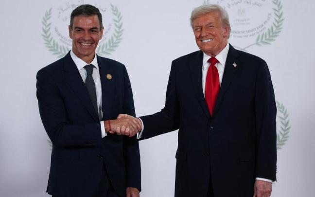 Trump, junto a Pedro Sánchez en una cumbre en Egipto en 2025.