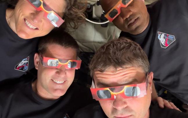 Los astronautas de la nave espacial Orion Reid Wiseman (2d), Victor Glover (1d), Christina Koch (1i) y Jeremy Hansen (2i) durante la misión Artemis II